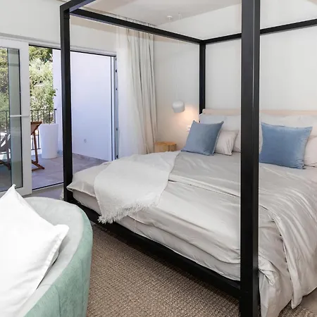 Pet Friendly In With Kitchen