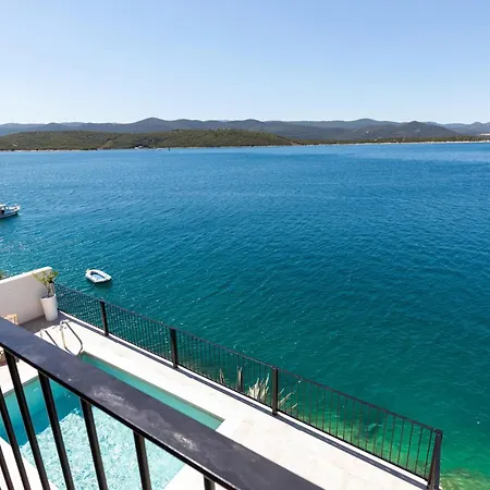 Pet Friendly In With Kitchen