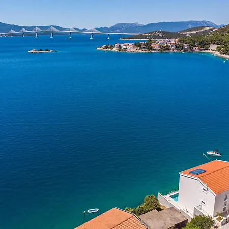 Pet Friendly In With Kitchen