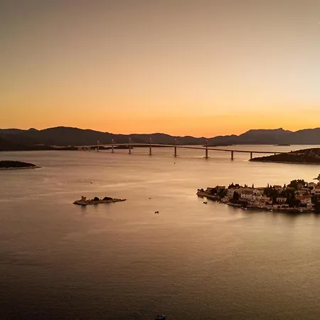 Pet Friendly In With Kitchen *