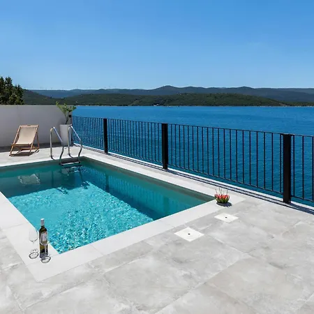 Pet Friendly In With Kitchen *