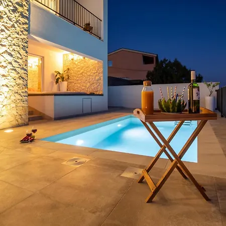 Pet Friendly In With Kitchen Holiday home