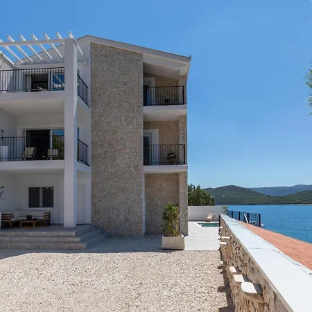 Pet Friendly In With Kitchen Holiday home