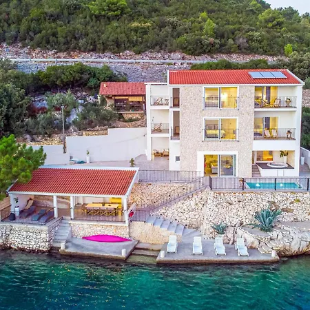 Pet Friendly In With Kitchen